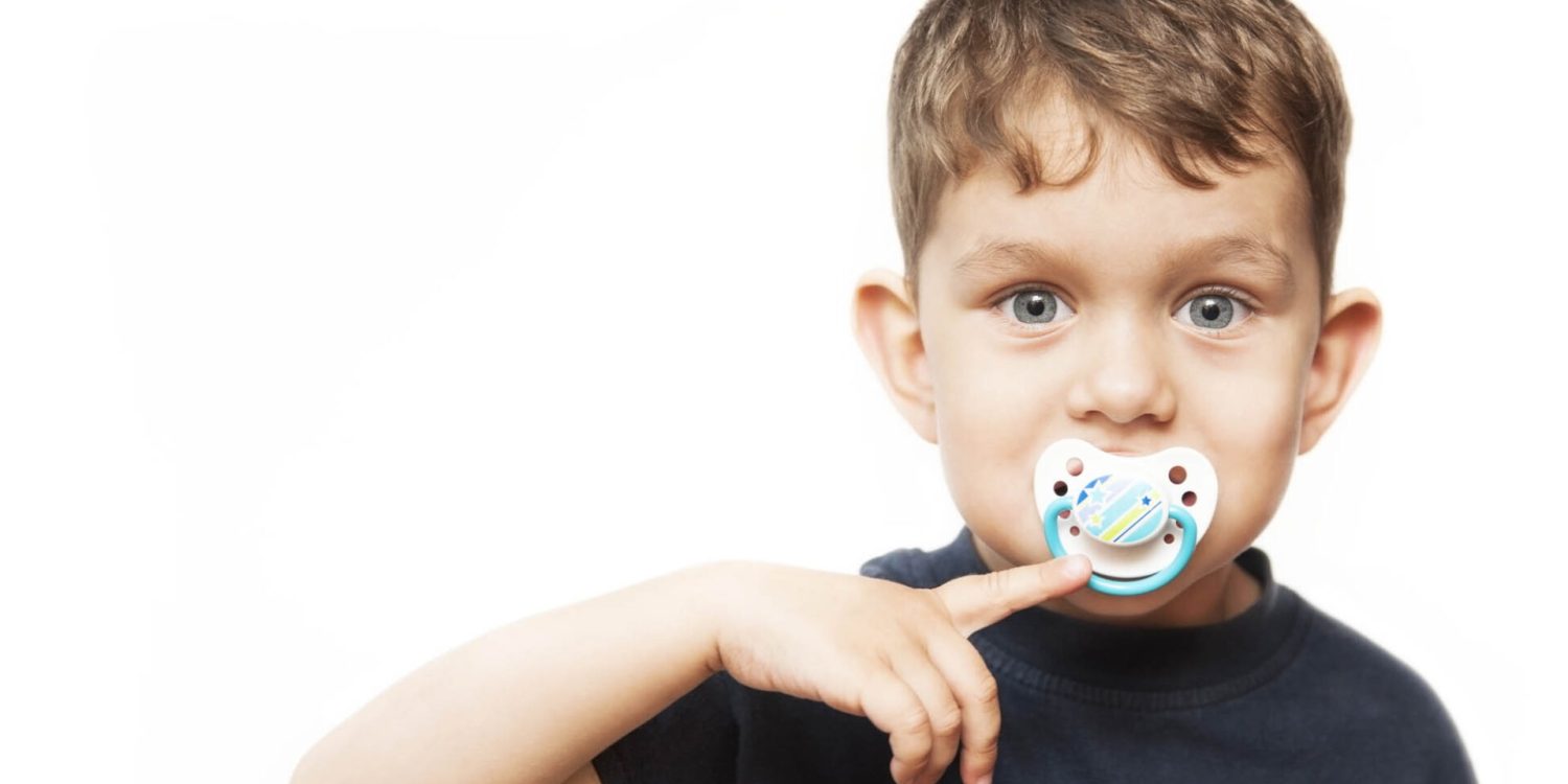 Faut-il laisser les enfants sucer tétines et pouce ?