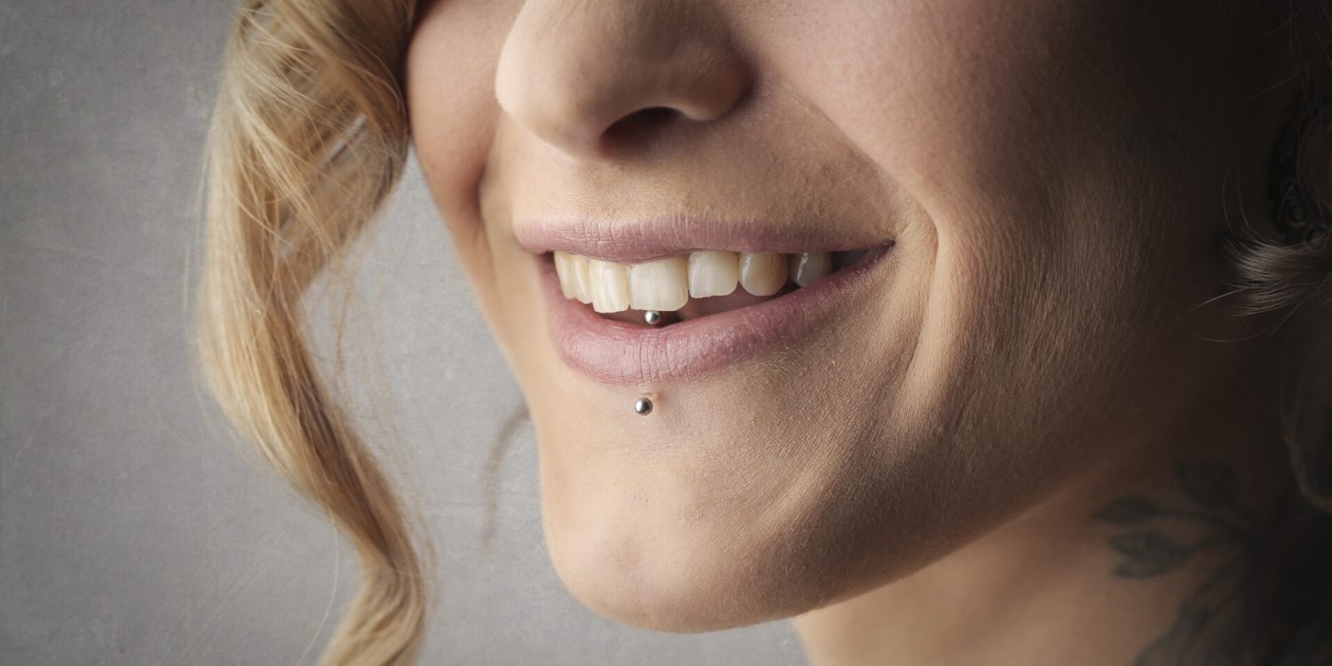 Les piercings et bijoux dentaires